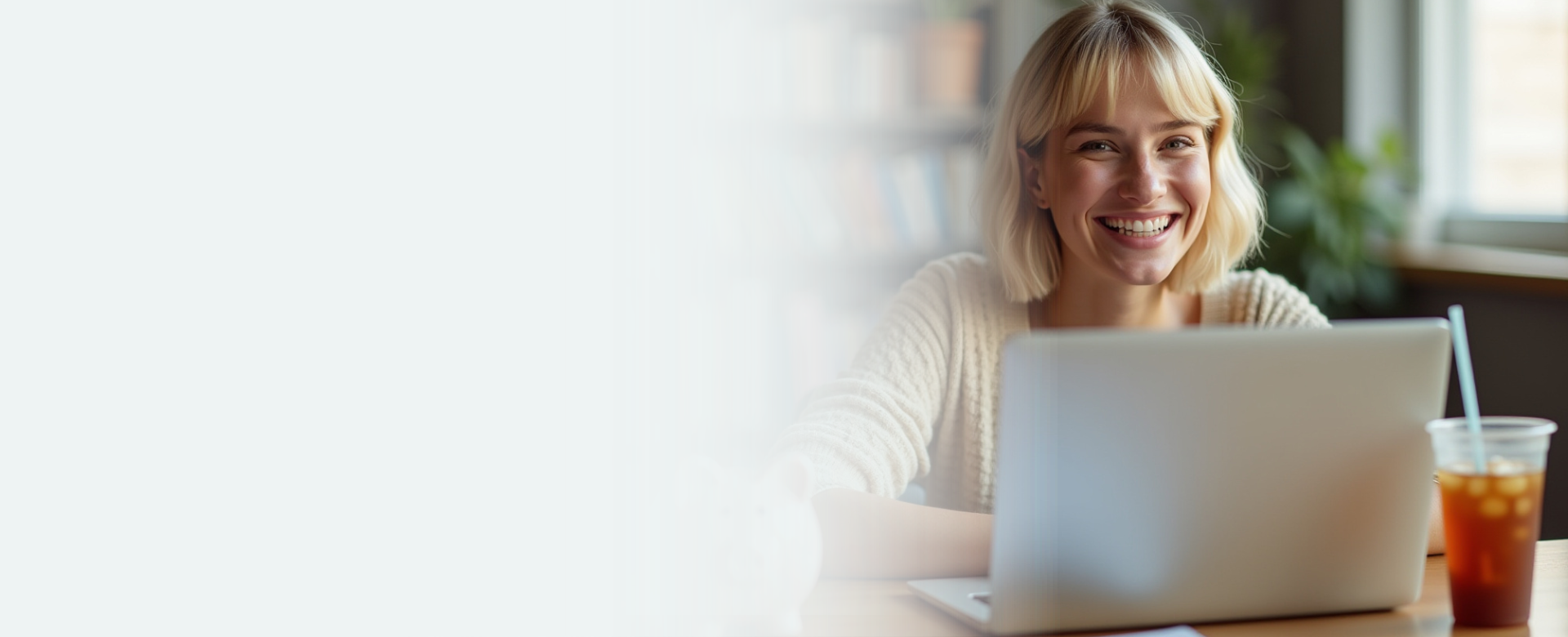 Studentin schaut auf Ihren Laptop und ihr Smartphone